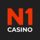 Logo kasína N1: červené N1 a biely nápis na tmavosivom pozadí