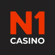 Logo kasína N1: červené N1 a biely nápis na tmavosivom pozadí